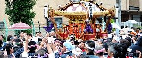 雨にも熱気冷めぬ担ぎ手達。'12.10.07.