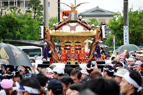 小雨の中を悠然と担がれてくる宮神輿。'12.10.07.
