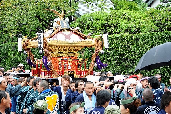 全容見せた華美絢爛な宮神輿。'12.10.07.