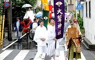 猿田彦と社旗。'12.10.07.