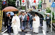 小雨の中の祭礼行列。'12.10.07.