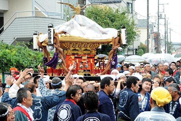 小雨振り続く中をでも7年目の担ぐ喜びの担ぎ手。'12.10.07.