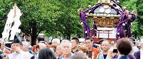 曳舟川緑道沿いを渡御。'12.09.16.