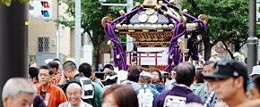 賑やかにお花茶屋駅前へ。'12.09.16.