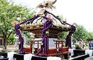 古風な鳳凰を載せた延軒屋根の平屋台造り神輿。'12.09.16.