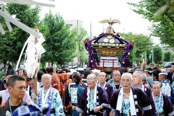 胴に晒巻いた古神輿が一部休息所からゆったり担ぎ渡御。'12.09.16.