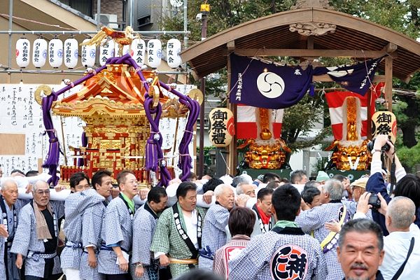 広い境内で神輿揉み繰り返して宮出し。'12.10.14.