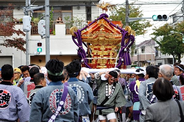 八棟屋根の背高宮神輿。'12.10.14.