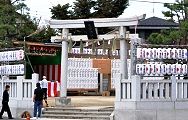玉垣に献灯が連なる。'12.10.14.