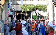 短い参道での式典。'12.10.21.