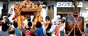 駅北路地での神輿の整備です。'12.10.21.