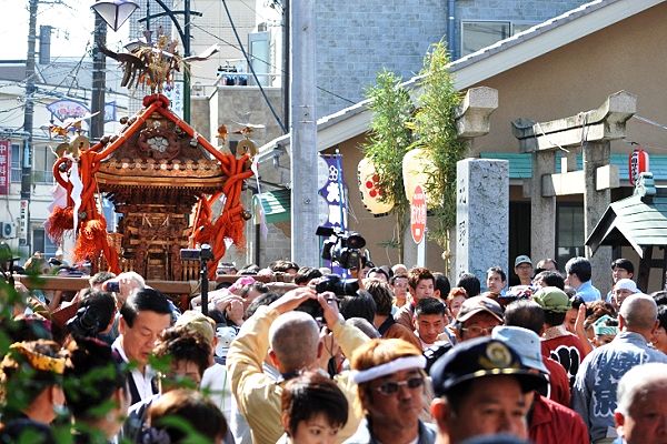 鳥居前の狭い路上からの宮出し。'12.10.21.