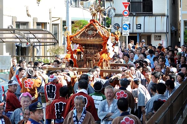 賑やかに一回目の休息所へと近づく一団。'12.10.21.