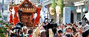 鳥居前からの担ぎ出しにカメラが一斉に向く。'12.10.21.
