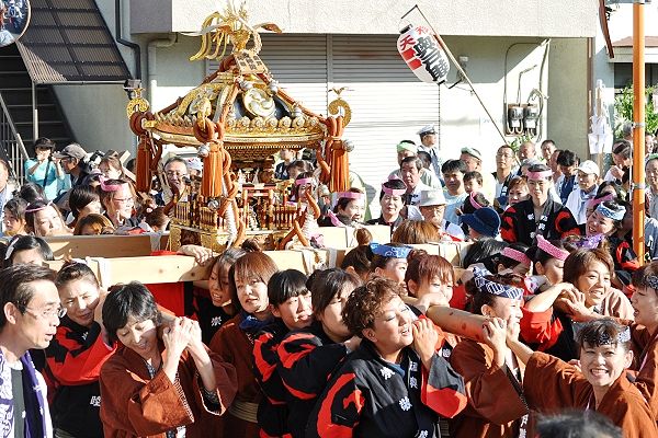 鮮やかな赤黒印半纏の女性担ぎ手達。'12.10.21.
