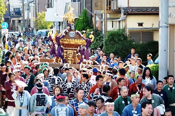 大勢の担ぎ手に囲まれ岩戸二丁目を悠然と渡御。'12.10.21.