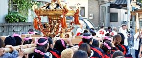 宮神輿を先導して行く。'12.10.21.