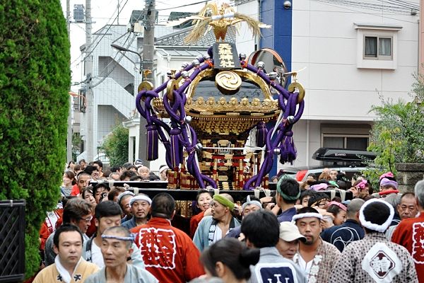 曇天ながら路地中を威勢よく担ぐ。'12.10.14.