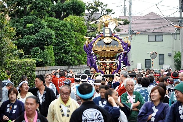霧雨気にせず神輿揉み繰り返す渡御。'12.10.14.