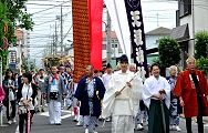 神職社旗と続く大祭列。'12.10.14.