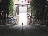 急勾配で大鳥居も小さく見える。07.09.23.