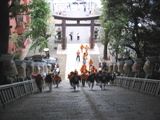 担ぎ手達がこの後続々と参拝に登ってくる。07.09.23.