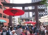 鳥居を潜り抜けて渡御の出立つです。07.09.23.