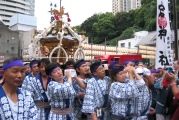 鎮座していた愛宕山を背後に渡御出立つ。07.09.23.
