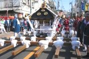 旧甲州街道に担ぎ出された宮神輿。07.10.07.