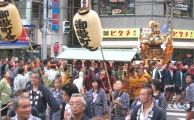 御嶽町会の神輿が行列を組んで会場に入り込む。07.09.26.