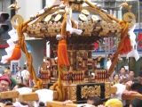 御嶽神社の町会神輿の分厚い台座。07.09.23.