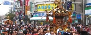 御嶽神社町会神輿が会場へ巡行。07.09.23.