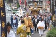 難関の東豊坂に宮神輿の行列が入り込む。07.09.23.