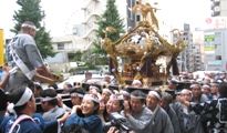 東豊坂を登り切りホットする担ぎ手達。07.09.23.