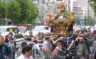 休息の下真砂お神酒所から渡御再開。07.09.23.