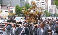 統率とれた氏子町会の担ぎ手達。07.09.23.
