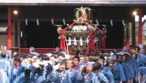 神輿を境内で一回転。07.10.07.