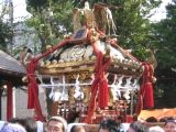 どっしり構えた二尺八寸の大正時代建造の宮神輿。07.10.07.