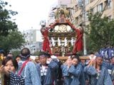 桜新町通りへ出て担ぎ手も気合が入る。07.10.07.