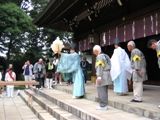 参集した者達と社殿前で行われる発輿式。07.10.14.