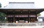 鎮守の森に凛として建つ氷川神社。07.10.14.