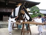 鯨幕に包まれて神輿に御霊入れを行う。07.10.14.