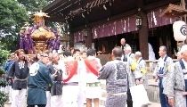 木遣終えるや神輿が一気に担がれ。07.10.14.