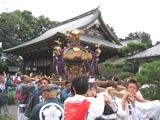 社務所と神楽殿を通り。07.10.14.