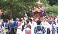 境内から神社脇道に躍り出る。07.10.14.