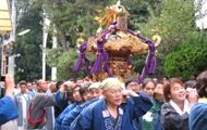 宮神輿が神社鳥居脇から渡御。07.10.14.