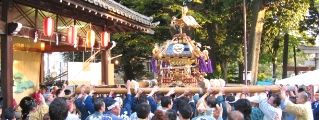 神楽殿で見事な差し上げの宮元神輿。07.10.21.