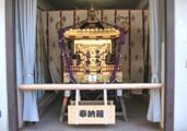 神輿庫で宮神輿が鎮座する。07.10.21.