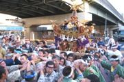 集結場所に最初に到着の上馬東西睦神輿。07.10.21.