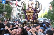 宮神輿の気迫みなぎる渡御。07.10.07.